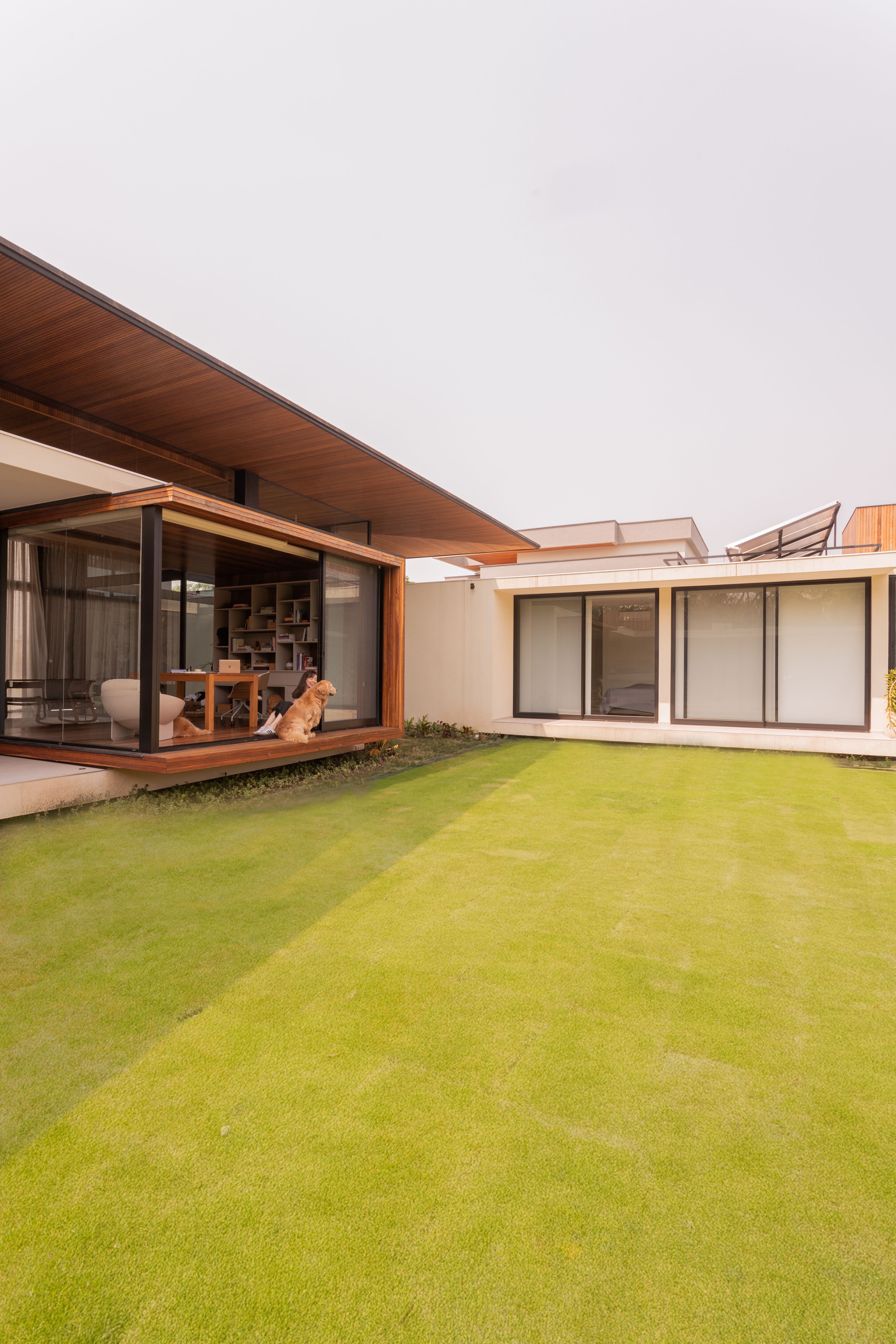 Pátio residencial com grandes planos envidraçados