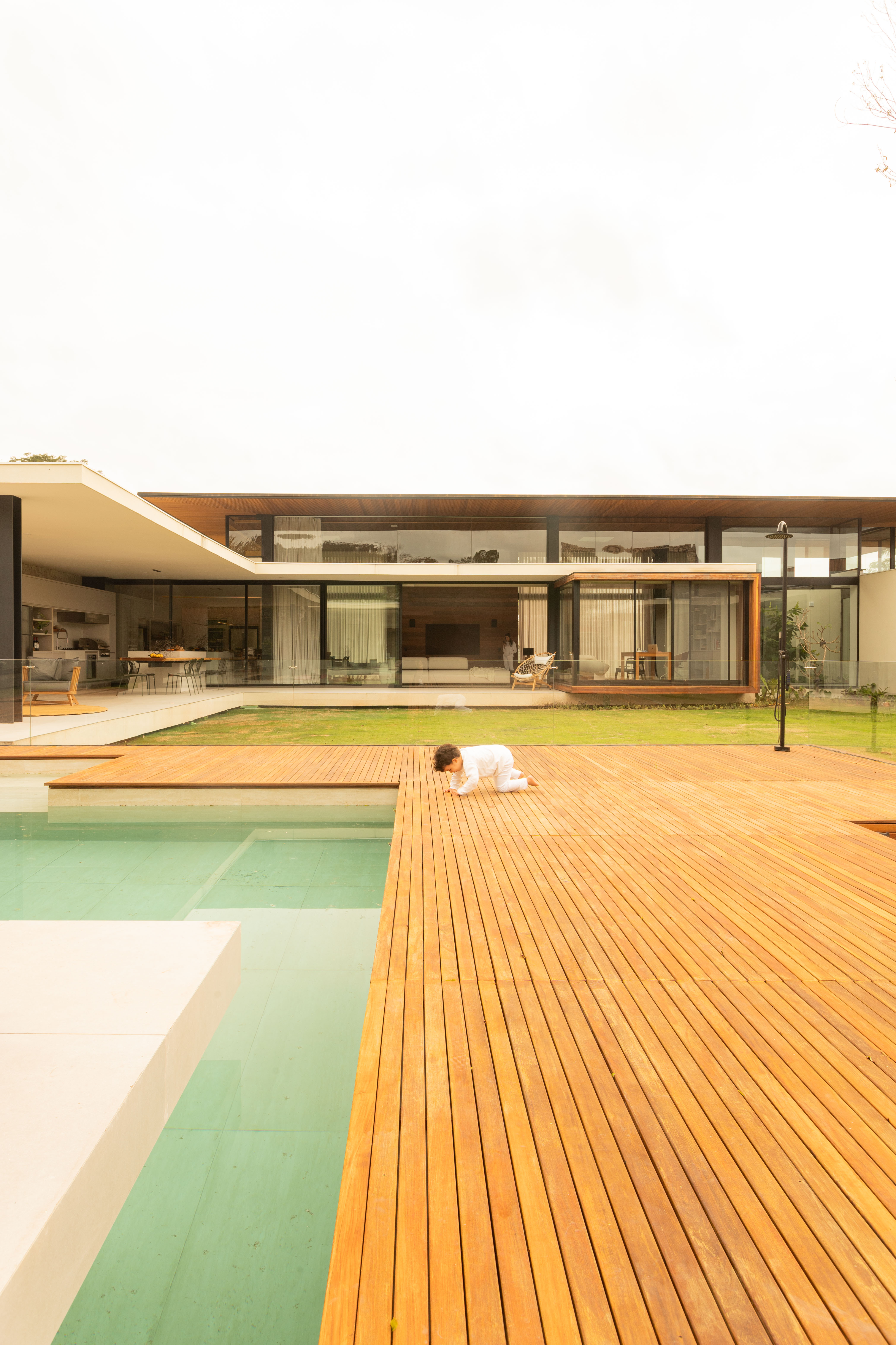 Arquitetura residencial e esquadrias vistas junto à piscina