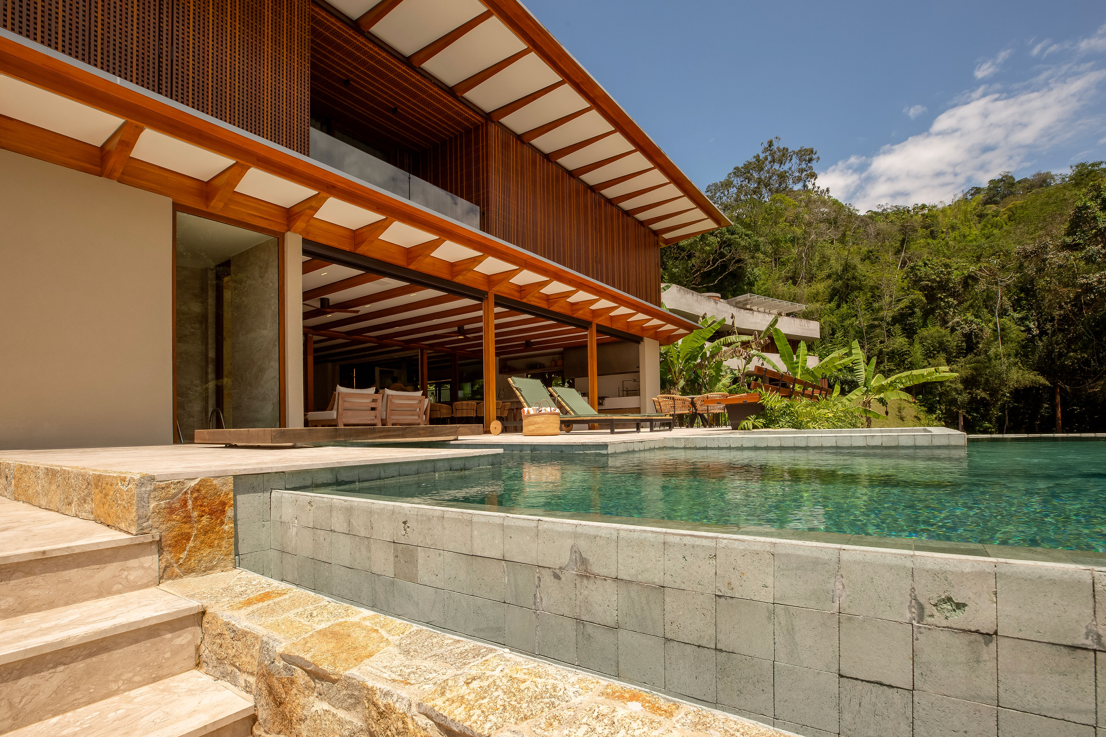 Residência contemporânea integrada à piscina
